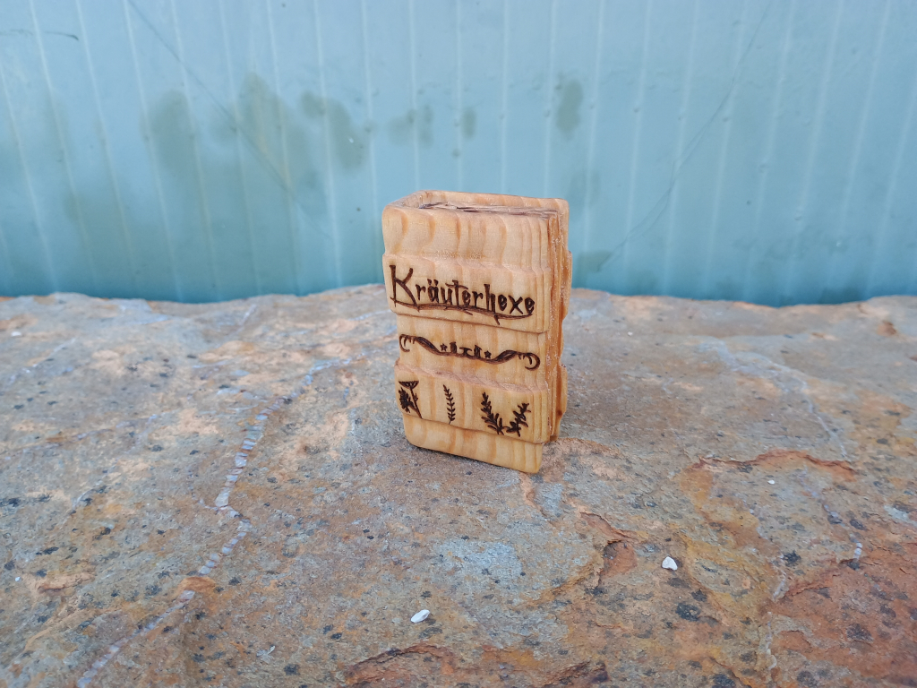 kraeuterhexe - front, basswood